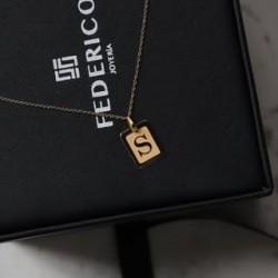 Dije Iniciales oro sólido 18kt