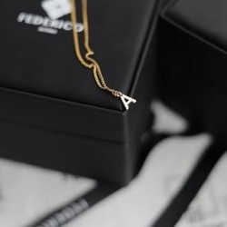 Dije Iniciales forma solida oro 18kt